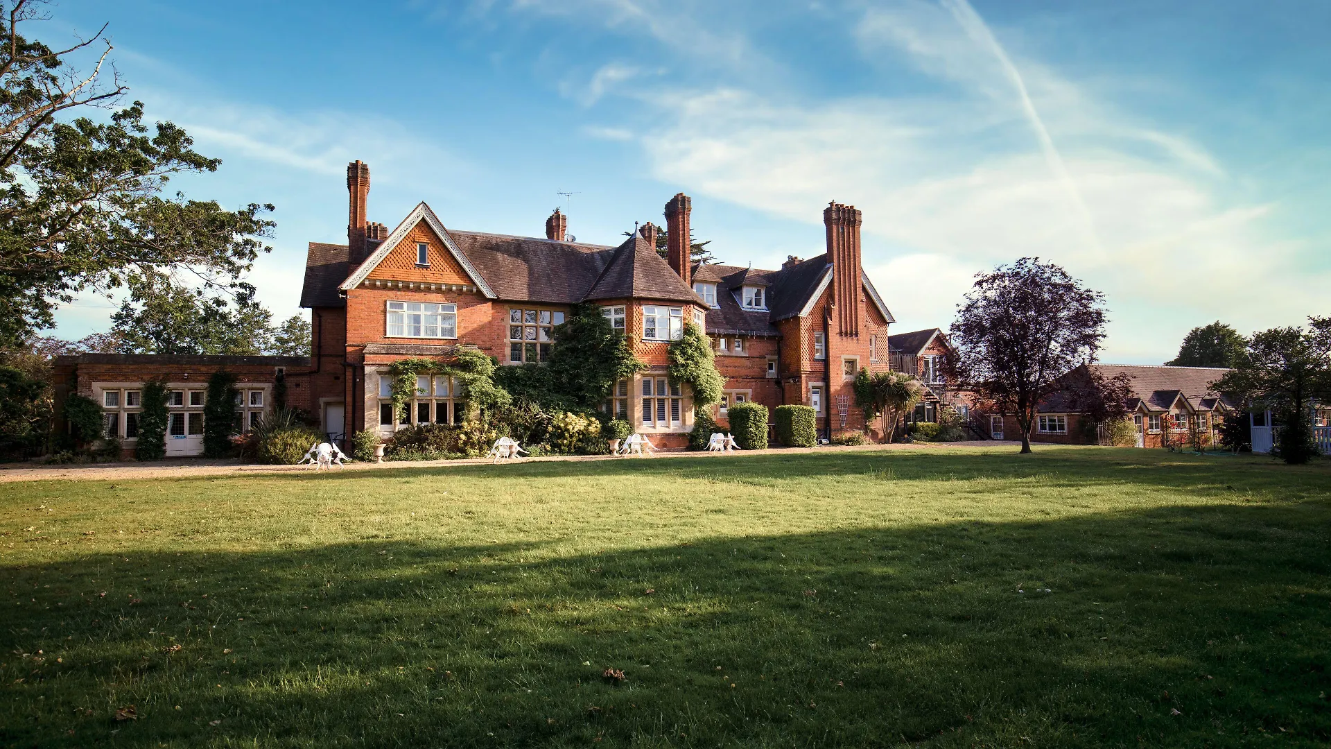 Staying Near Greenvale Stroke Club: 7 Family Hotels Compared